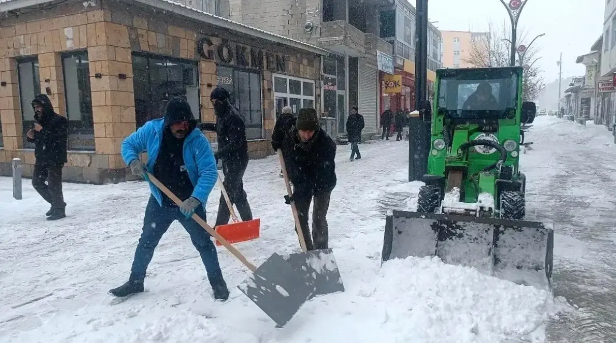 Diyadin\'de karla mücadele çalışmaları devam ediyor