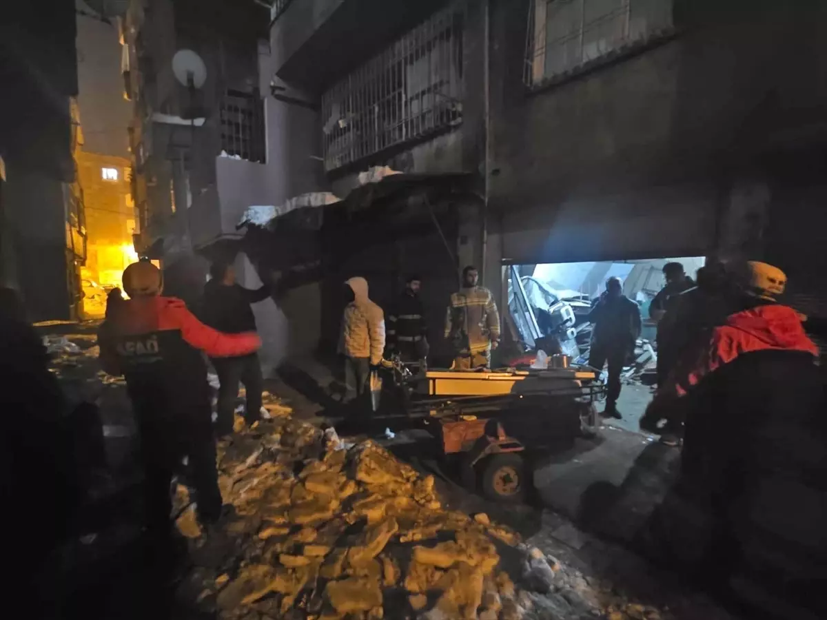 Diyarbakır\'da Kolon Çatladı, 83 Kişi Tahliye Edildi