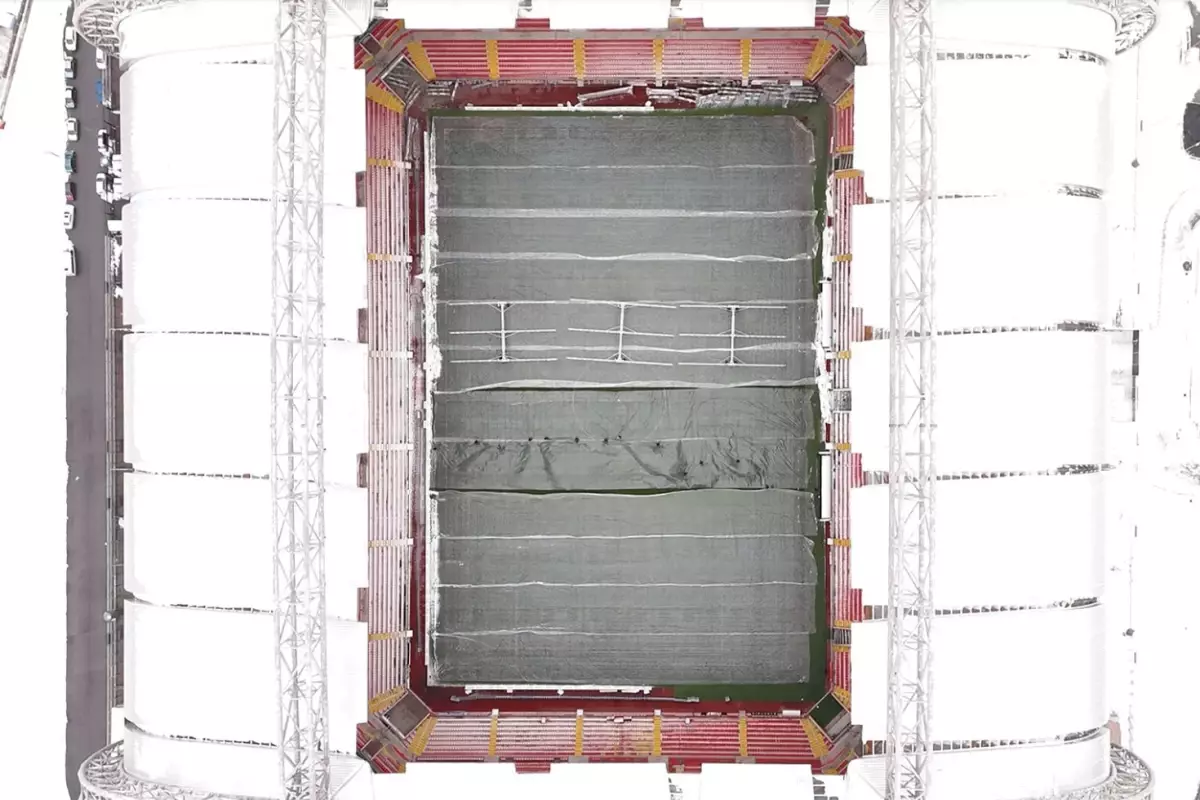 Hava sıcaklığı eksi 17 dereceyi gördü, çareyi naylon örtüyle buldular