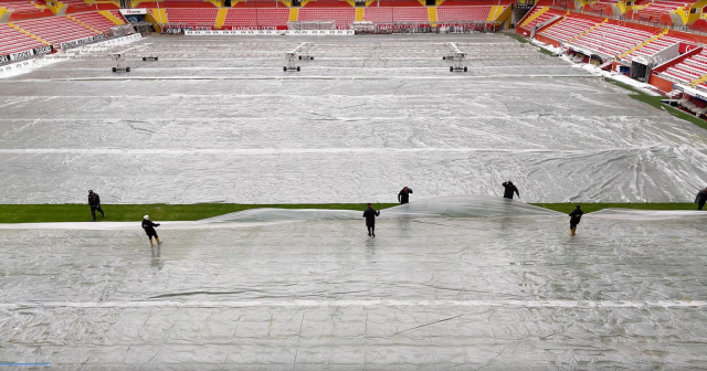 Hava sıcaklığı eksi 17 dereceyi gördü, çareyi naylon örtüyle buldular