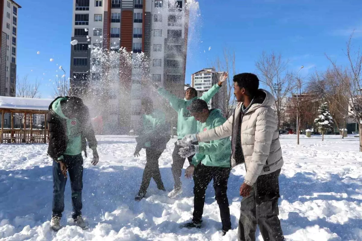 Afrikalı Öğrenciler İlk Kez Karla Tanıştı
