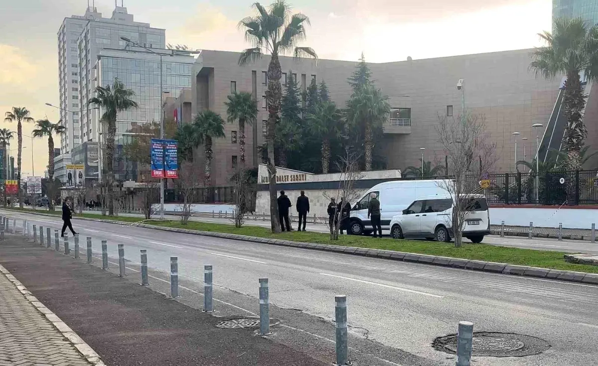 İzmir Adliyesi önünde şüpheli paket paniği
