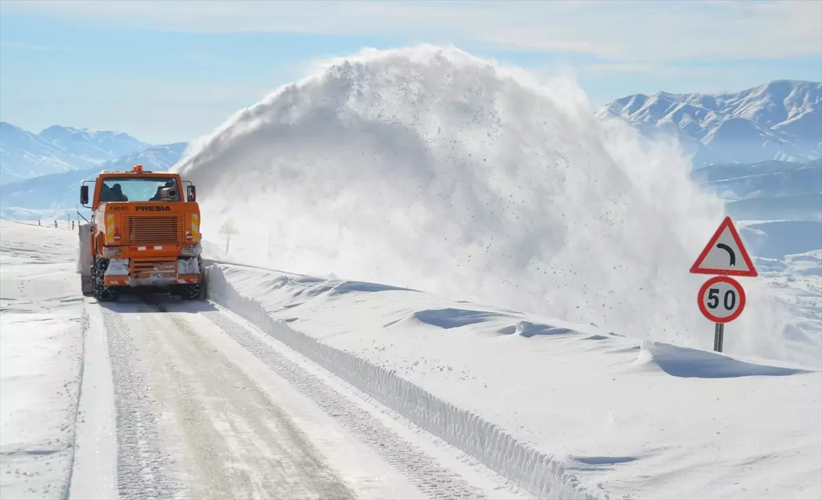 Kapanan Muş-Kulp Yolu İçin Kar Temizliği