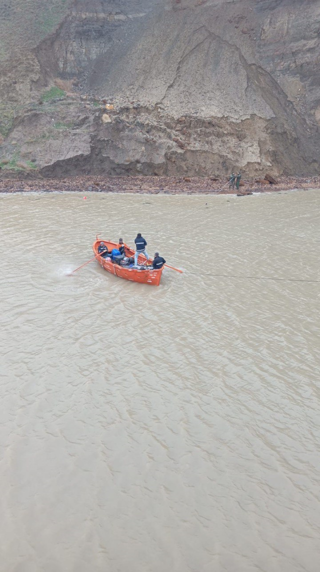Karadeniz'de sürüklenen Türk gemisi karaya oturdu
