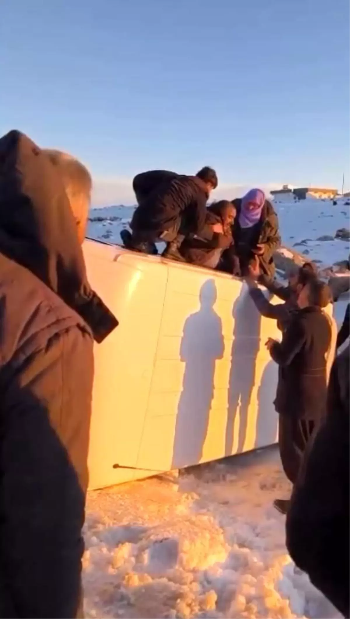 Siverek\'te Minibüs Devirdi, Yolcular Kurtarıldı