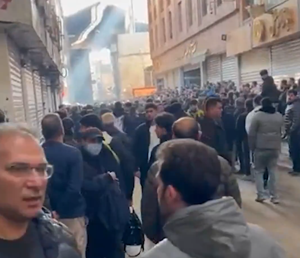 Komşuda tansiyon yüksek! Kapalı Çarşısı esnafı protestolara katılıp 'Özgürlük' sloganı attı Komşuda tansiyon yüksek! Kapalı Çarşısı esnafı protestolara katılıp 'Özgürlük' sloganı attı