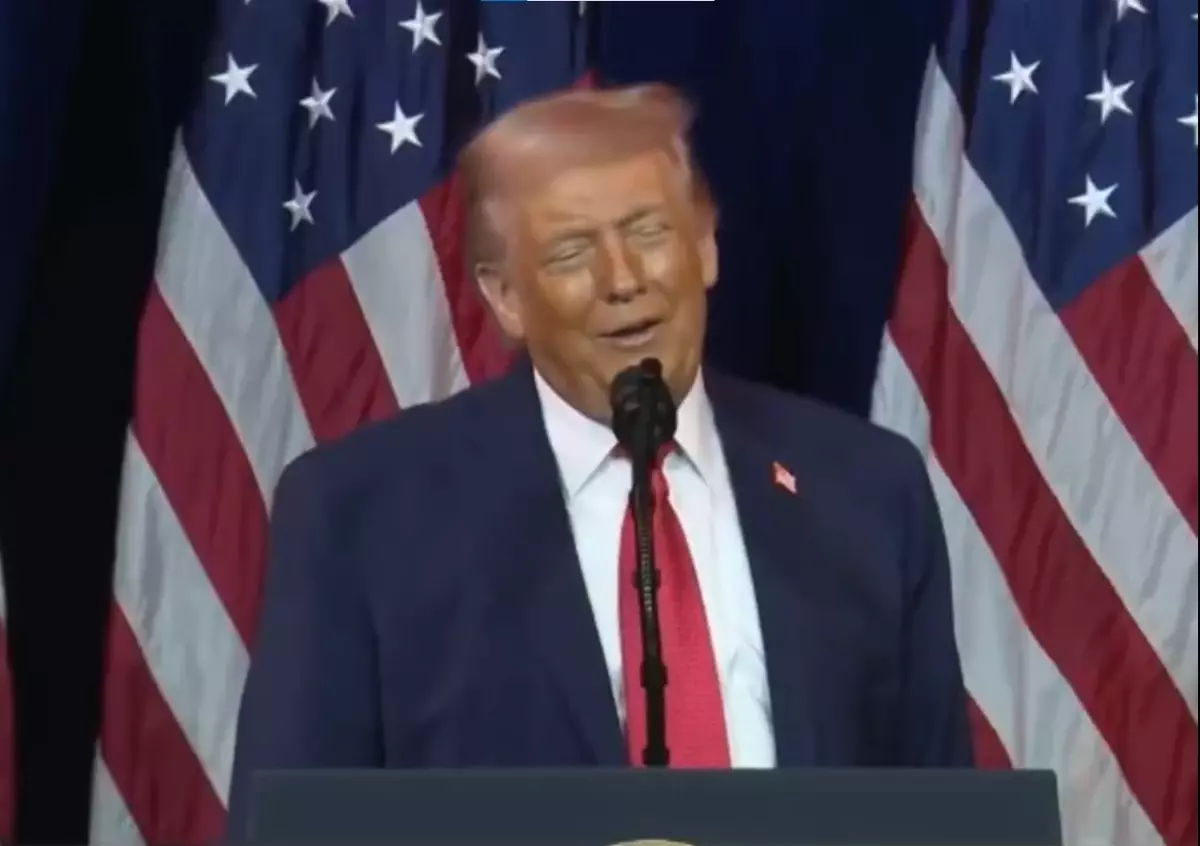 Kürsüde trans halterci taklidi yapan Trump\'ın hareketleri akılalmaz