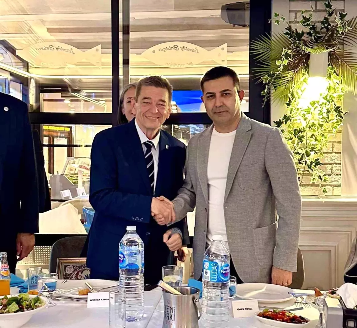 Kuşadası Belediyesi\'nden Arndt\'a fahri hemşehrilik beratı