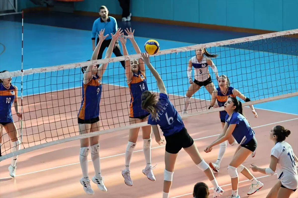 Voleybol Gençler Grup Müsabakaları Salihli\'de Başladı