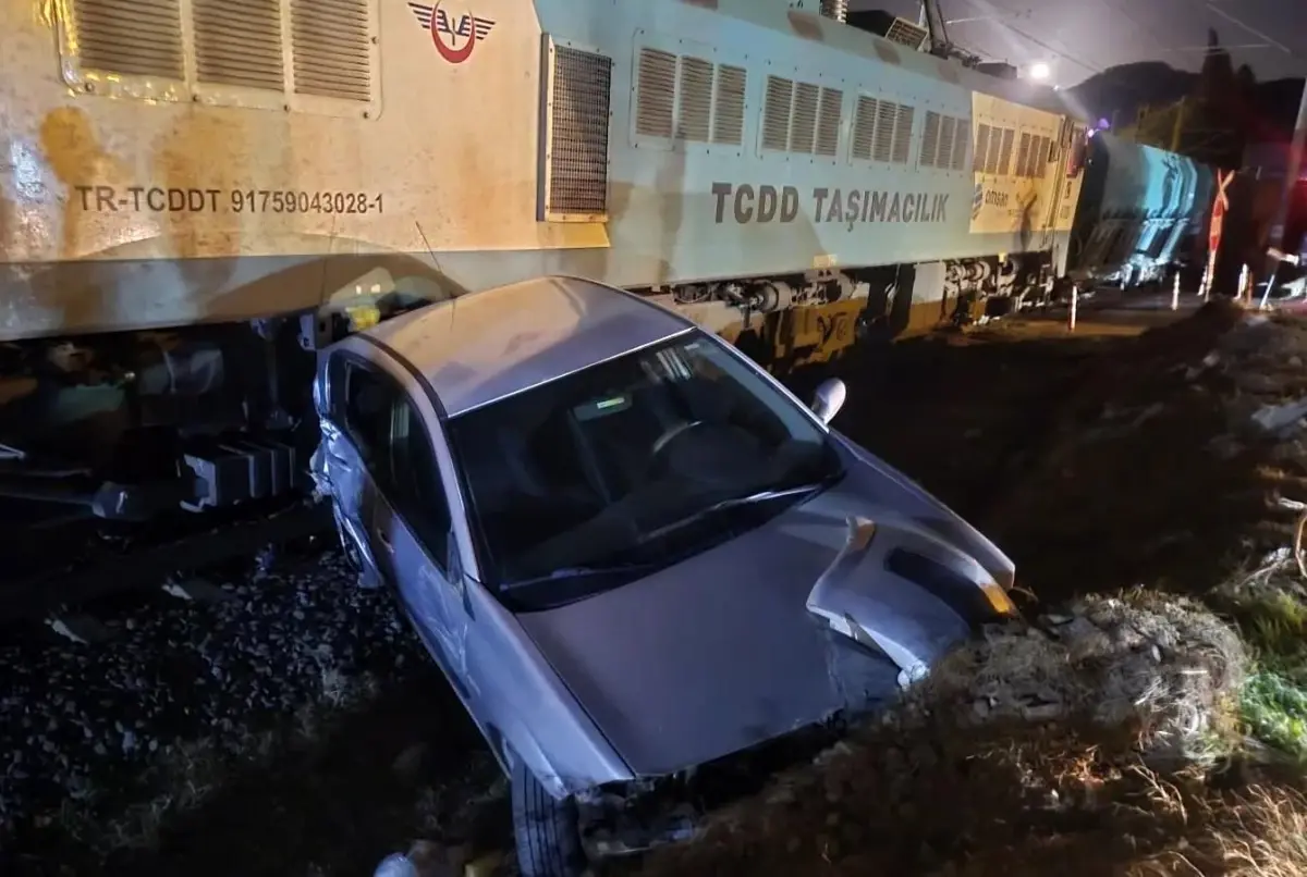 Osmaniye\'de Yük Treni ile Otomobil Çarpıştı