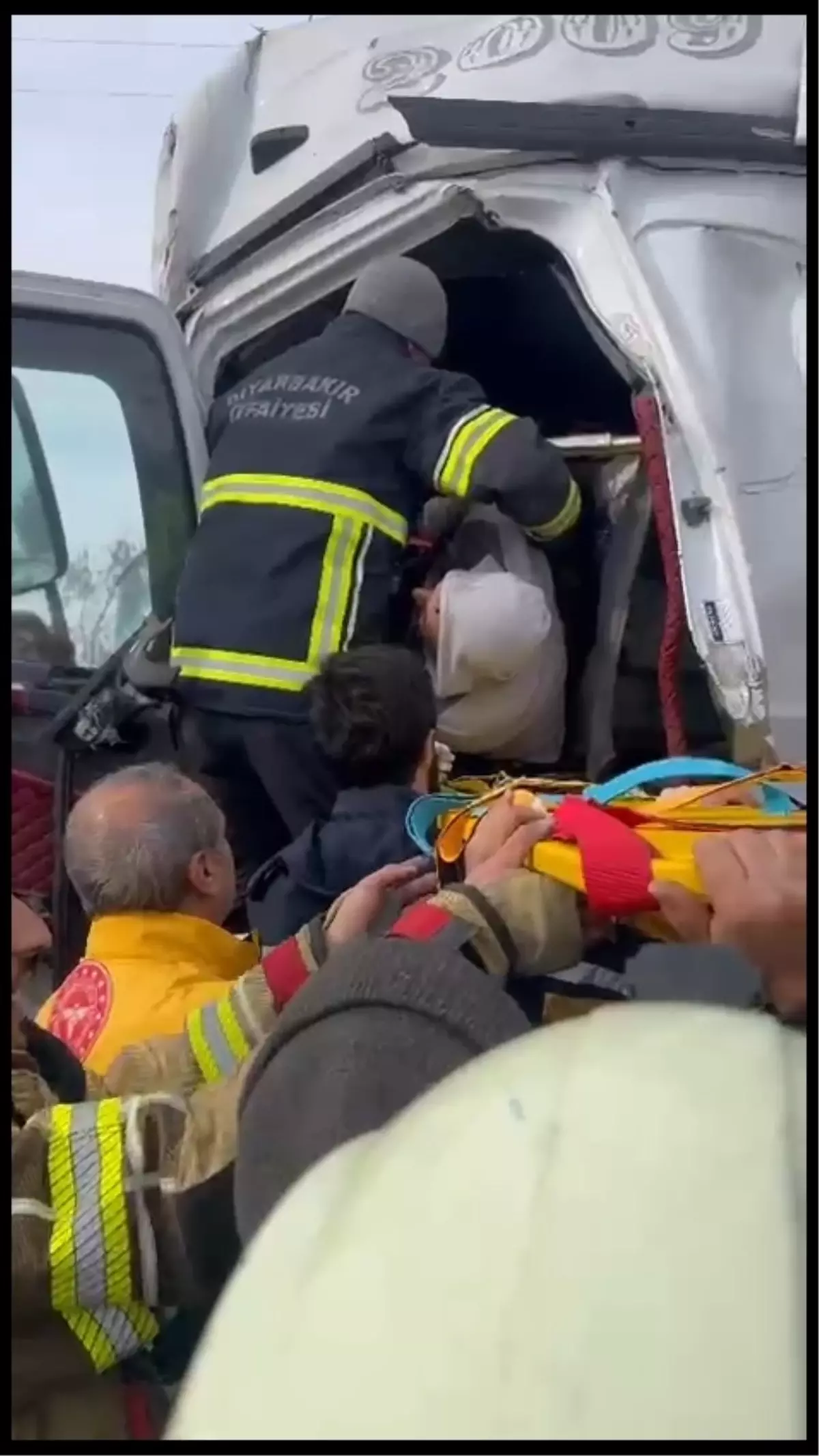 Diyarbakır\'da TIR Kazası: Şoför Ağır Yaralı