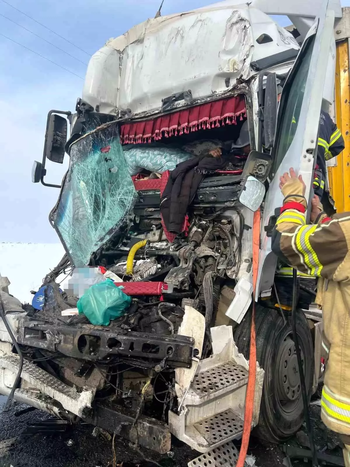 Diyarbakır\'da Tır Kazası: Sürücü Ağır Yaralandı