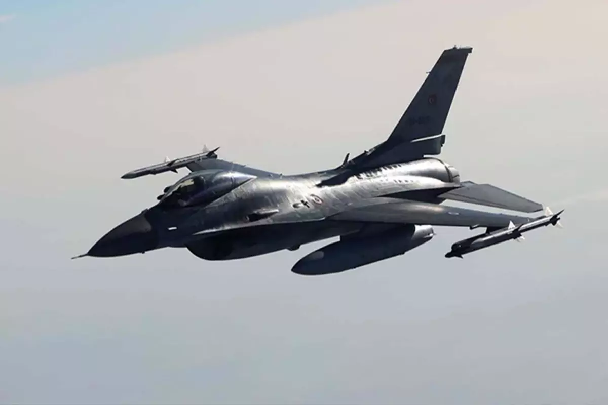 Tayvan\'da F-16 savaş uçağı eğitim uçuşunda düştü