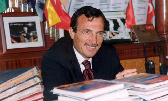 Tesadüfen görüp satın almıştı! 'Süper Vali'nin makam aracı 45 yıl sonra yollara döndü Tesadüfen görüp satın almıştı! 'Süper Vali'nin makam aracı 45 yıl sonra yollara döndü