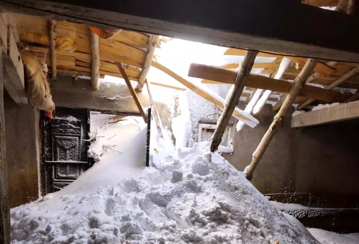 Yüksekova\'da Çığ Zararları İnceleniyor