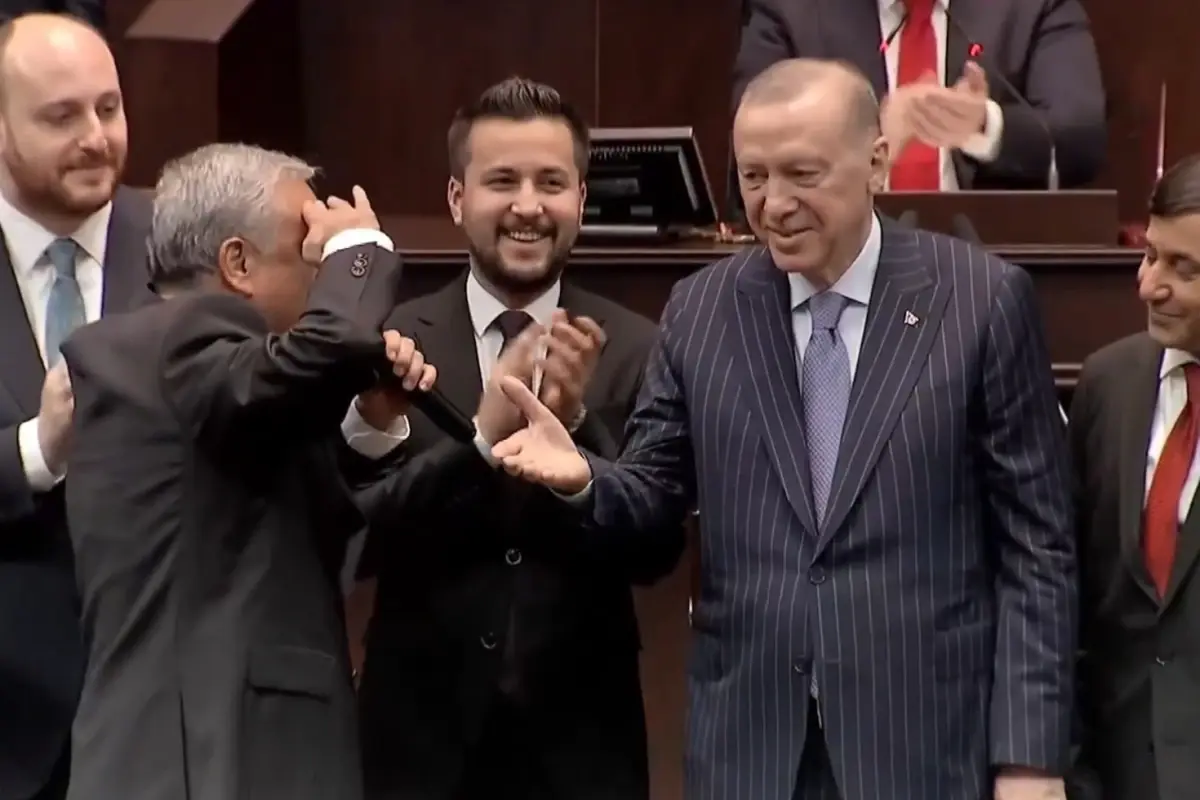 3 milletvekili AK Parti\'ye katıldı! Rozetlerini Cumhurbaşkanı Erdoğan taktı