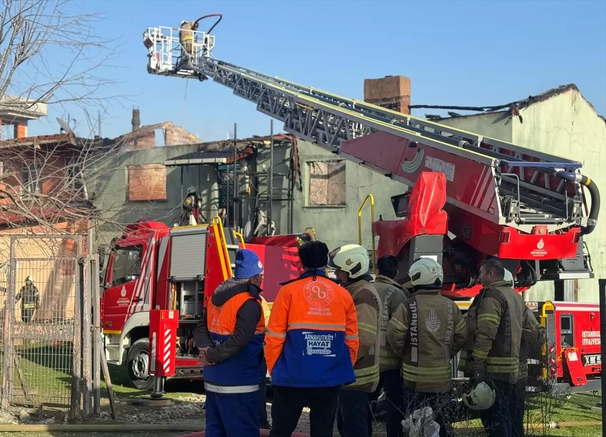 Arnavutköy\'de 2 Katlı Binada Yangın Çıktı