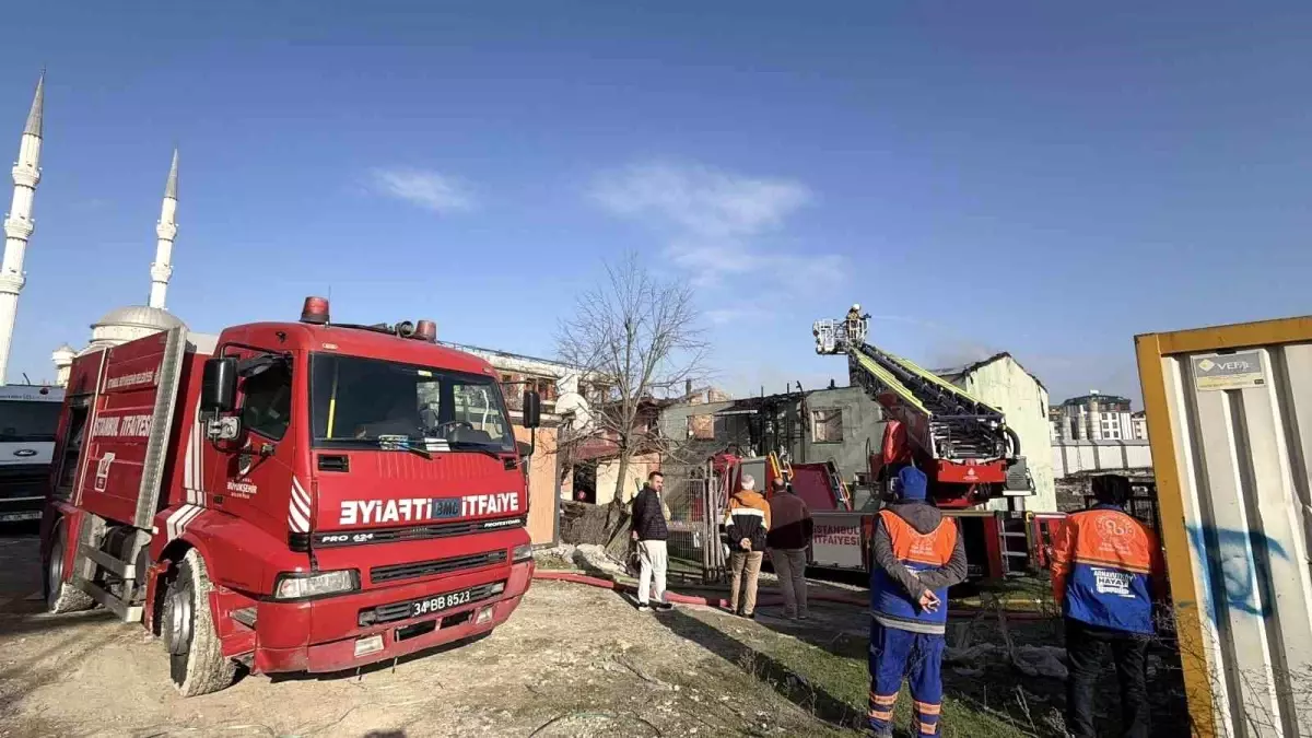 Arnavutköy\'de Çatı Yangını Paniğe Neden Oldu