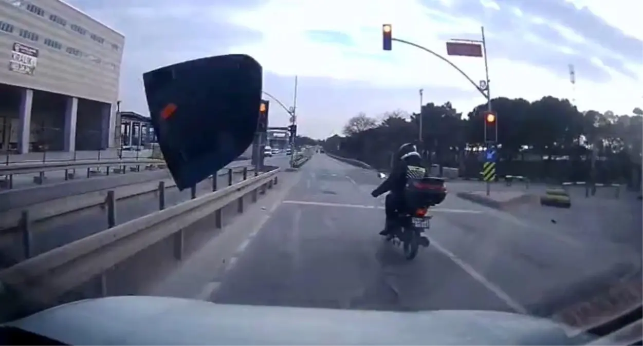 Arnavutköy\'de Motosikletli Aynayı Kırdı
