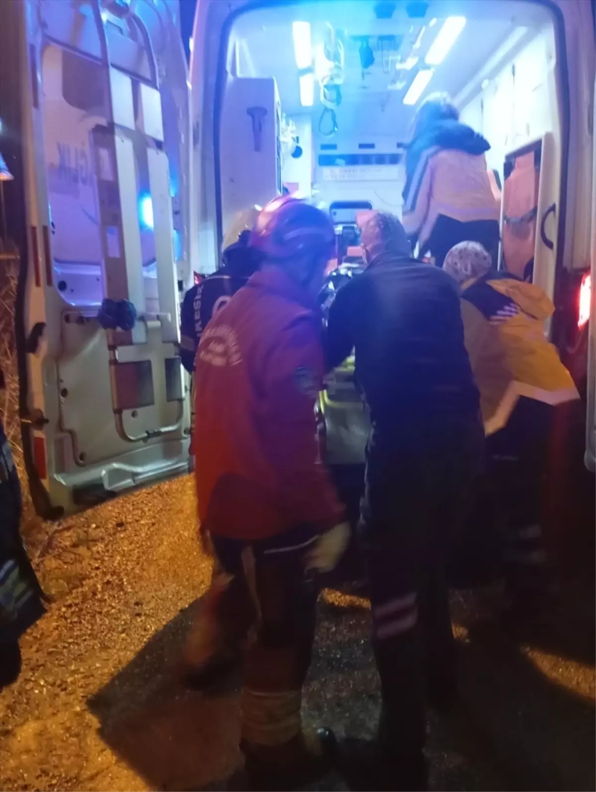 Burhaniye\'de Otomobil Şarampole Devrildi: 2 Yaralı