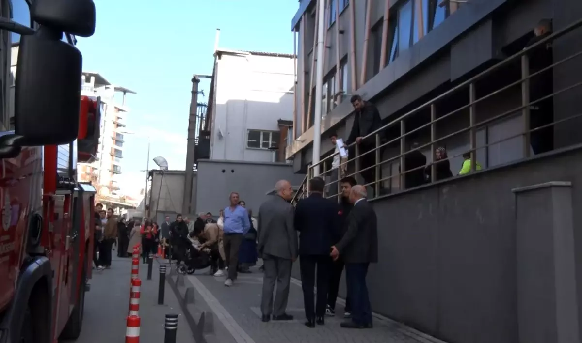 Bayrampaşa Kaymakamlığı\'nda yangın paniği: Bina tahliye edildi