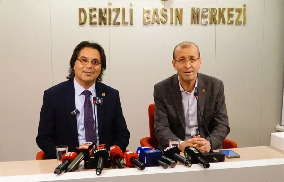 CHP\'den Gazetecilere Kutlama
