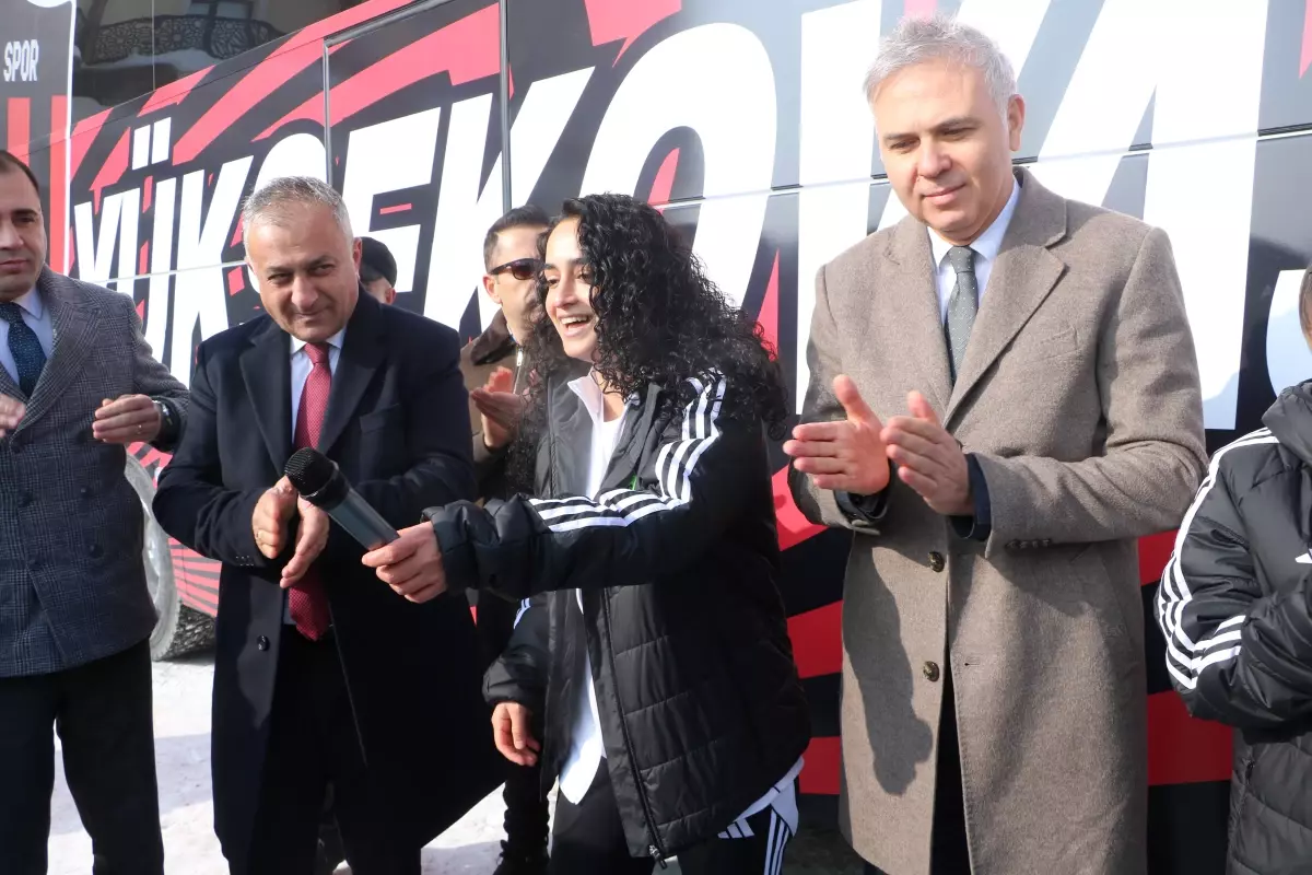 Cumhurbaşkanı Erdoğan, Yüksekovaspor Kadın Futbol Takımı\'na Otobüs Hediye Etti