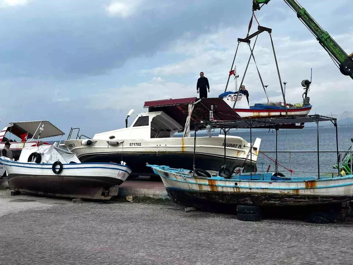 Dikili\'de Fırtına Uyarısı, Balıkçı Tekneleri Karaya Çıkarıldı