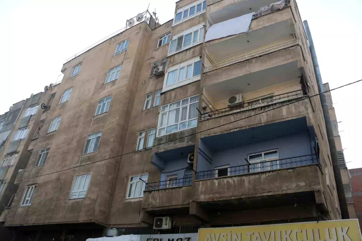 Diyarbakır\'da Bina Çatlağı, 83 Kişi Tahliye Edildi