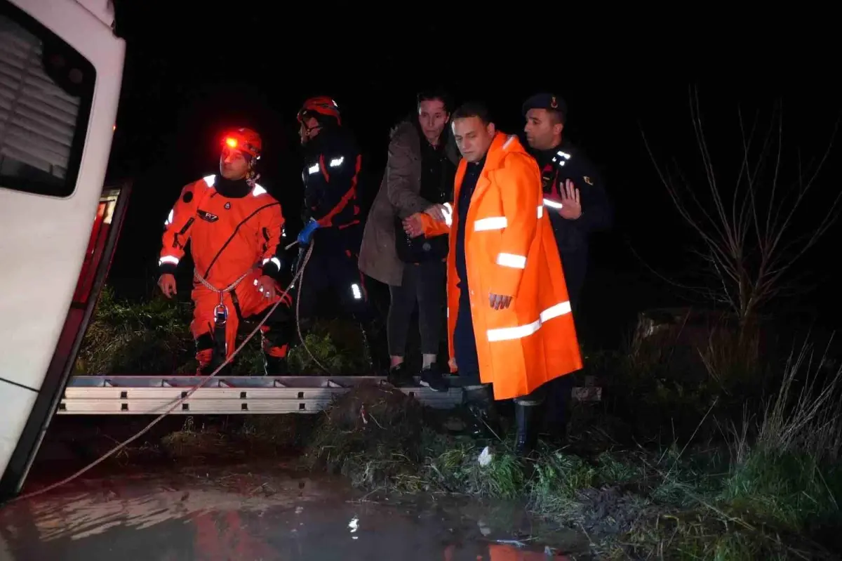 Edirne\'de Minibüs Sulama Kanalına Düştü