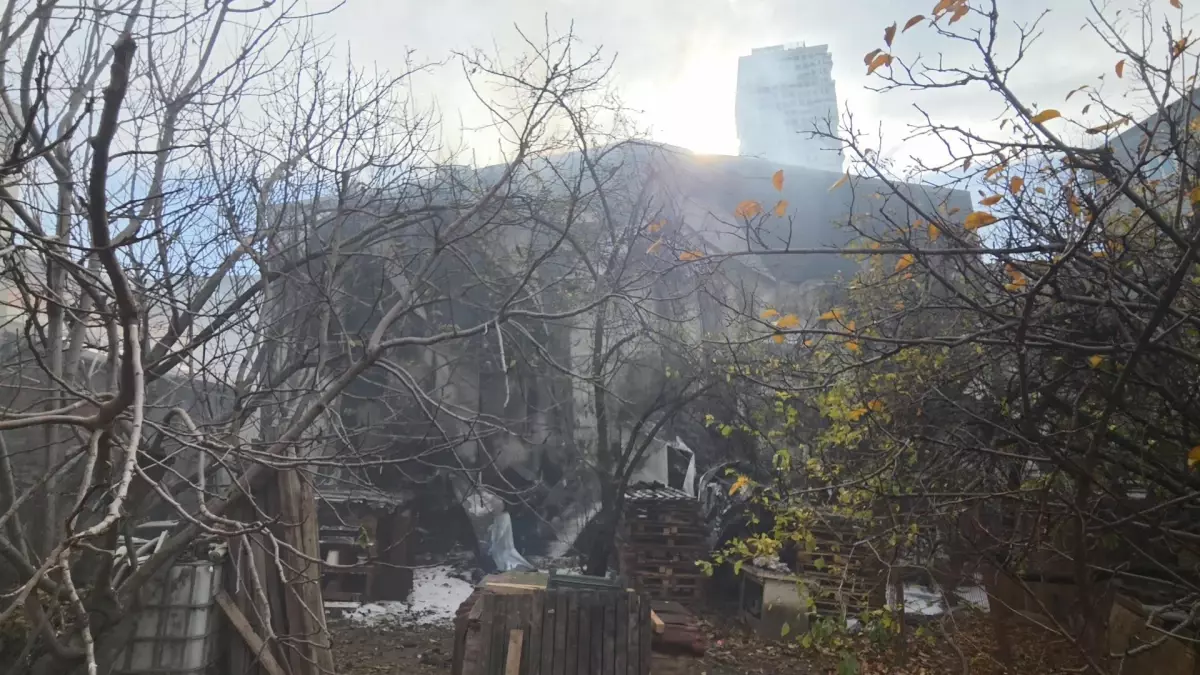 Esenyurt\'ta Mobilya İmalathanesinde Yangın