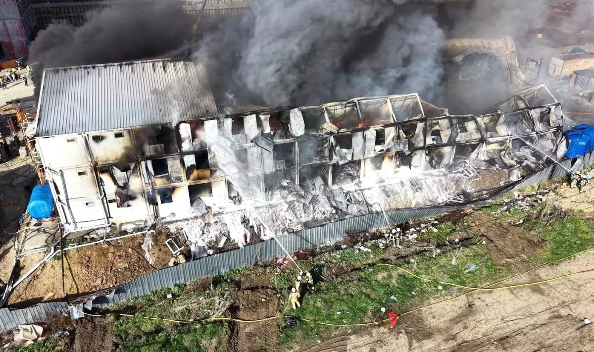 Esenyurt\'ta Yangın: İşçiler Tahliye Edildi