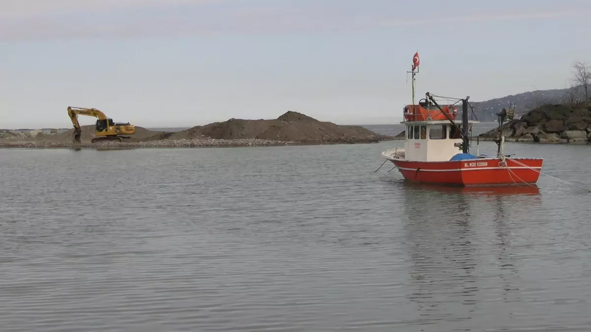 Rize\'de Fırtına Sonrası Balıkçı Barınağı Yeniden Açıldı