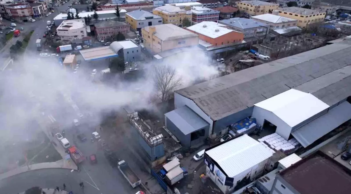 Gaziosmanpaşa\'da Avize Atölyesinde Yangın