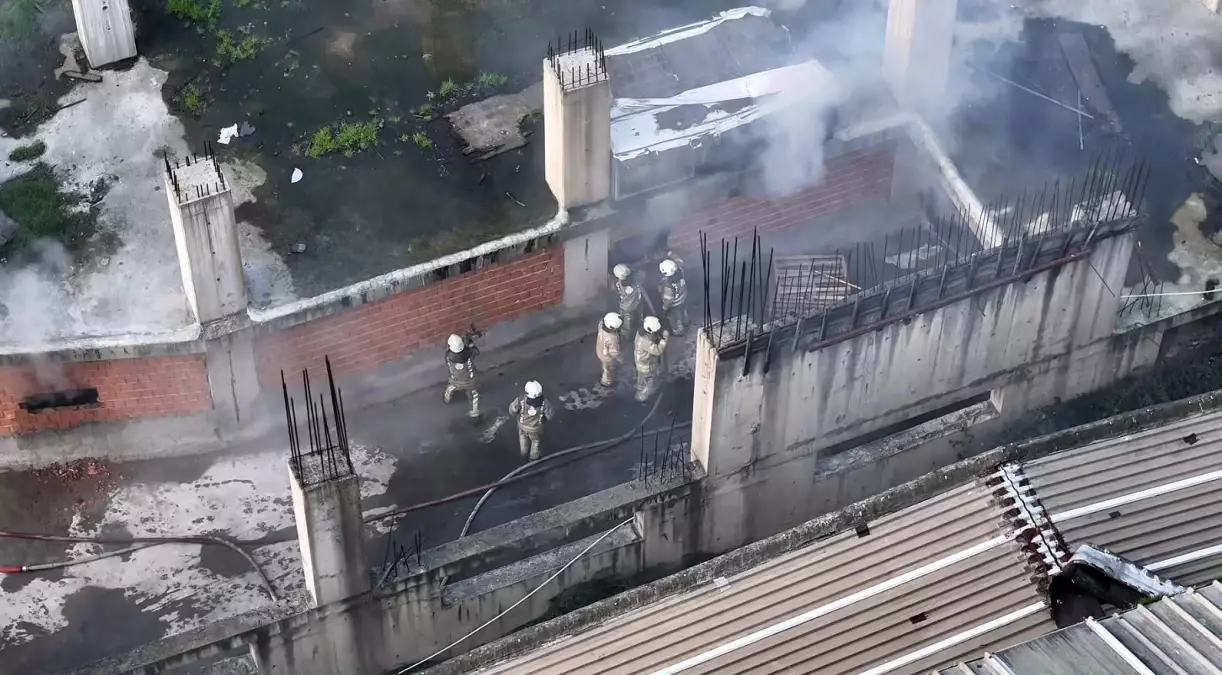 Gaziosmanpaşa\'da Yangın: İtfaiye Mücadelesi Dronla Kaydedildi