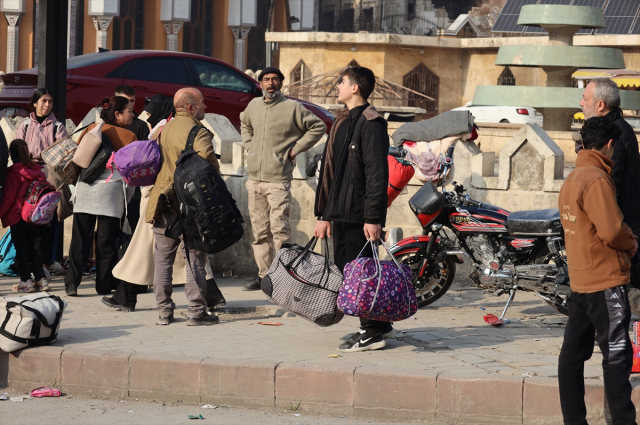 Görüntü Türkiye'nin yanı başından! Sivil halk 2 mahalleyi terk etmeye başladı Görüntü Türkiye'nin yanı başından! Sivil halk 2 mahalleyi terk etmeye başladı