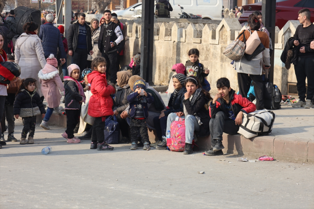 Görüntü Türkiye'nin yanı başından! Sivil halk 2 mahalleyi terk etmeye başladı Görüntü Türkiye'nin yanı başından! Sivil halk 2 mahalleyi terk etmeye başladı