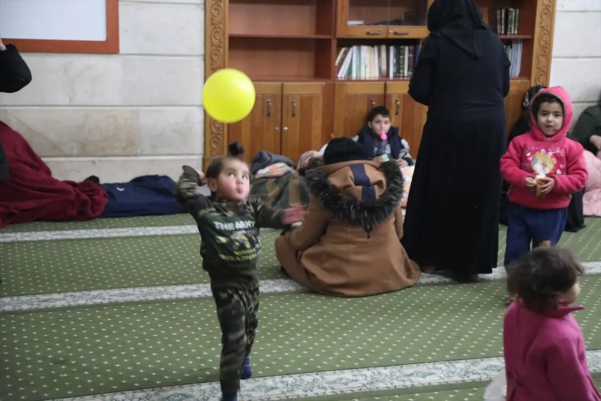 Halep\'teki Çatışmalar Binlerce Aileyi Göç Ettirdi