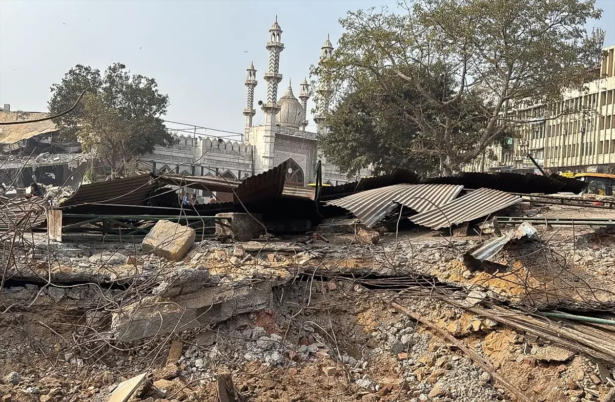 Hindistan\'da Yıkım Gerginliği: 5 Polis Yaralandı