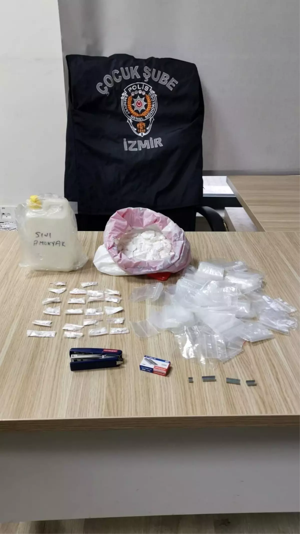 İzmir\'de Uyuşturucu Operasyonu: Polis 639 Gram Kokain Ele Geçirdi