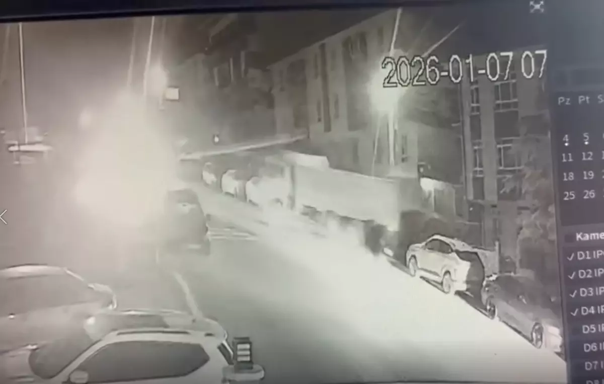 Hızla Geri Giden Kamyon 3 Araca Çarptı