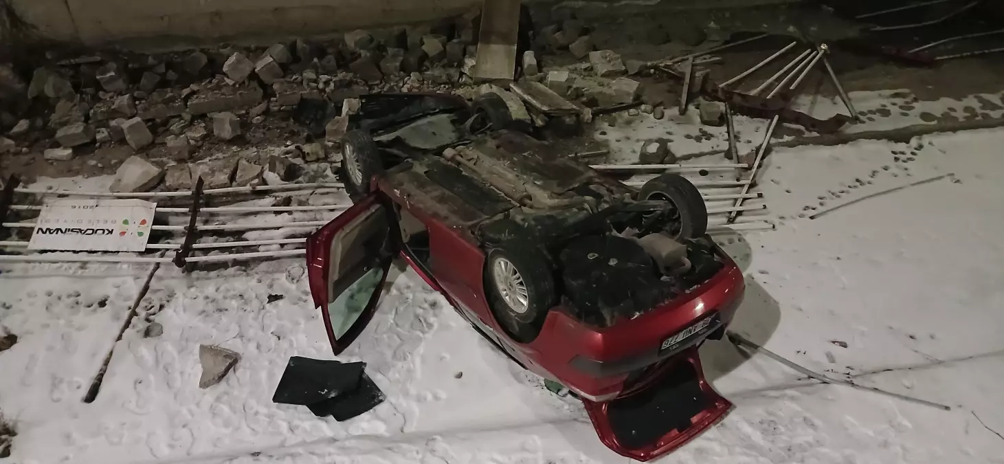 Kayseri\'de Otomobil Sulama Kanalına Düştü