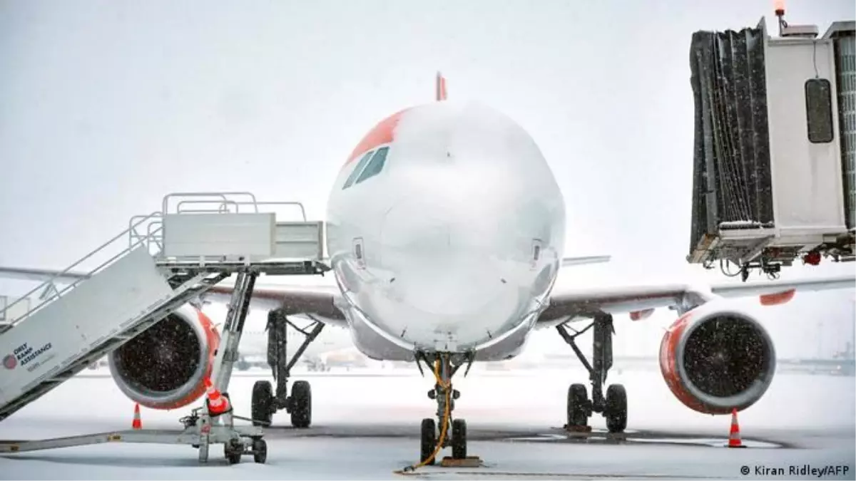 Avrupa\'da Kar ve Soğuk Hava Ulaşımı Aksatıyor