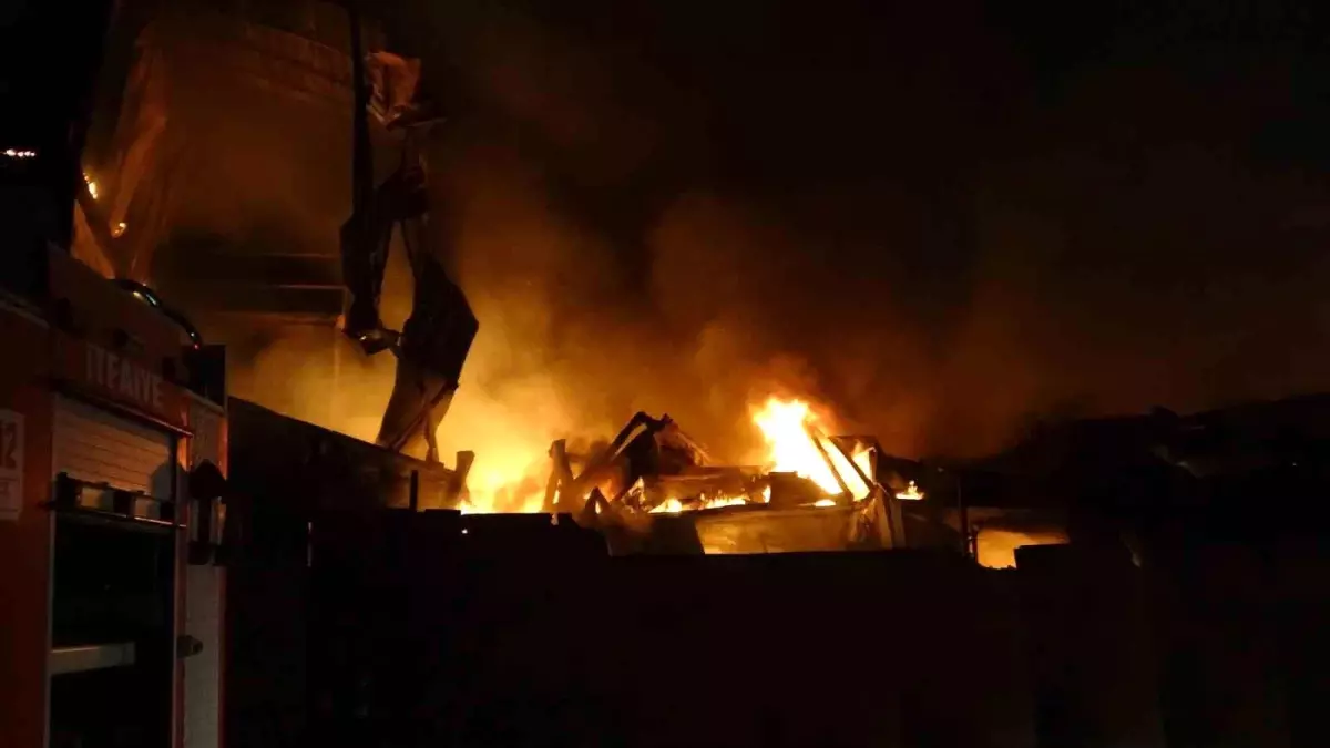 Malatya\'da Yatakhanede Yangın: 2 Yaralı