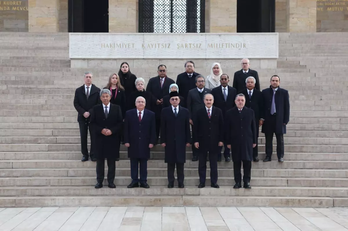 Malezya Başbakanı Enver İbrahim Anıtkabir\'i Ziyaret Etti