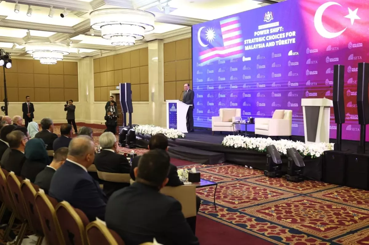 Malezya Başbakanı Ankara\'da Konferansa Katıldı