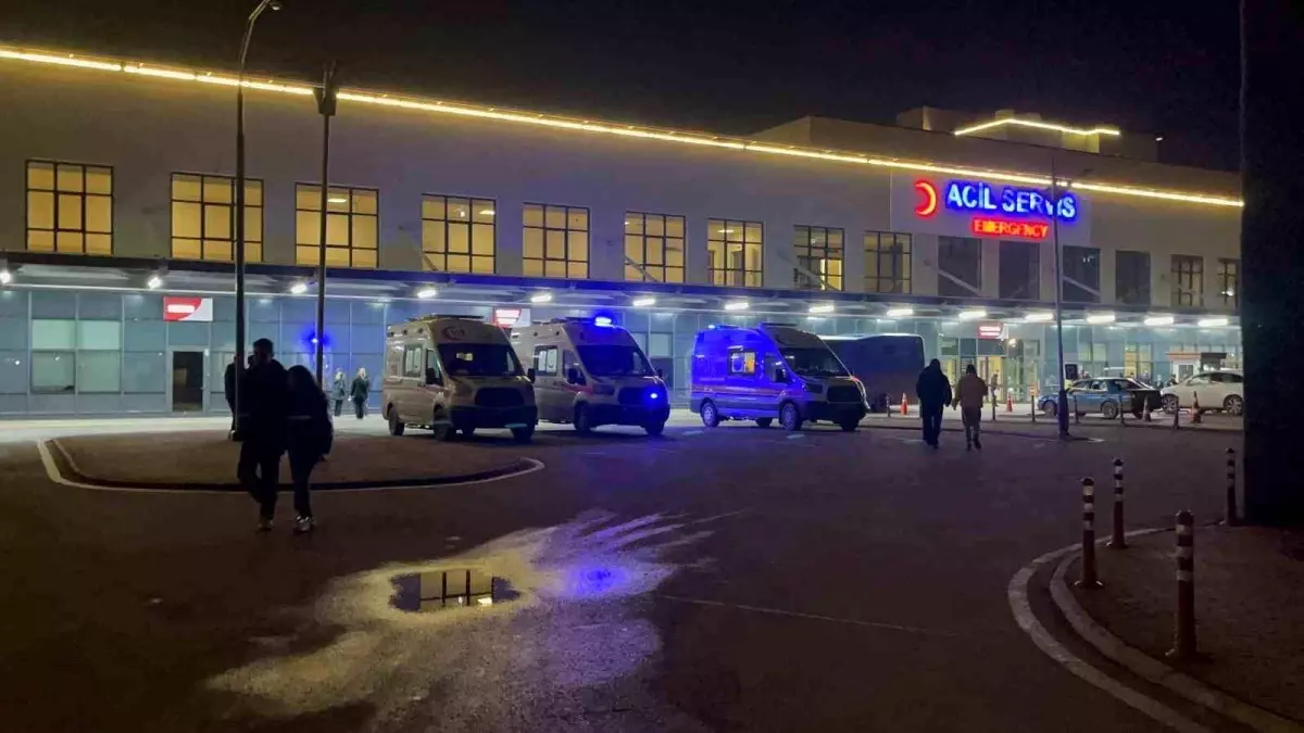 Okul bahçesi kan gölüne döndü! Babayı dövdüler, oğlunu bıçakladılar