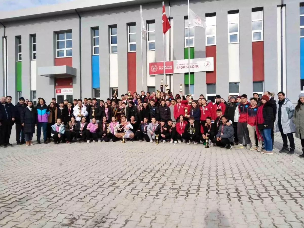 Pazarlar Spor Lisesi 50 madalya ve kupa kazandı