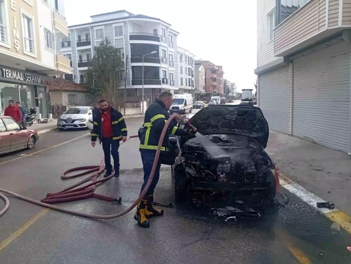 Pınarhisar\'da park halindeki otomobil alevlere teslim oldu