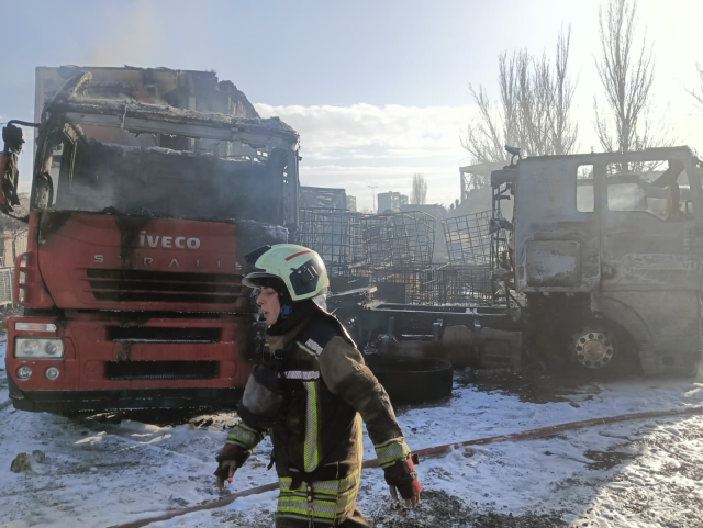 Yediemin otoparkında alkol yüklü tırlar yandı